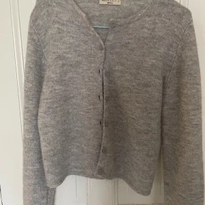 Kofta - Säljer denna superfina kofta från Gina, nyskick då den aldrig blivit använd💗skriv för frågor!