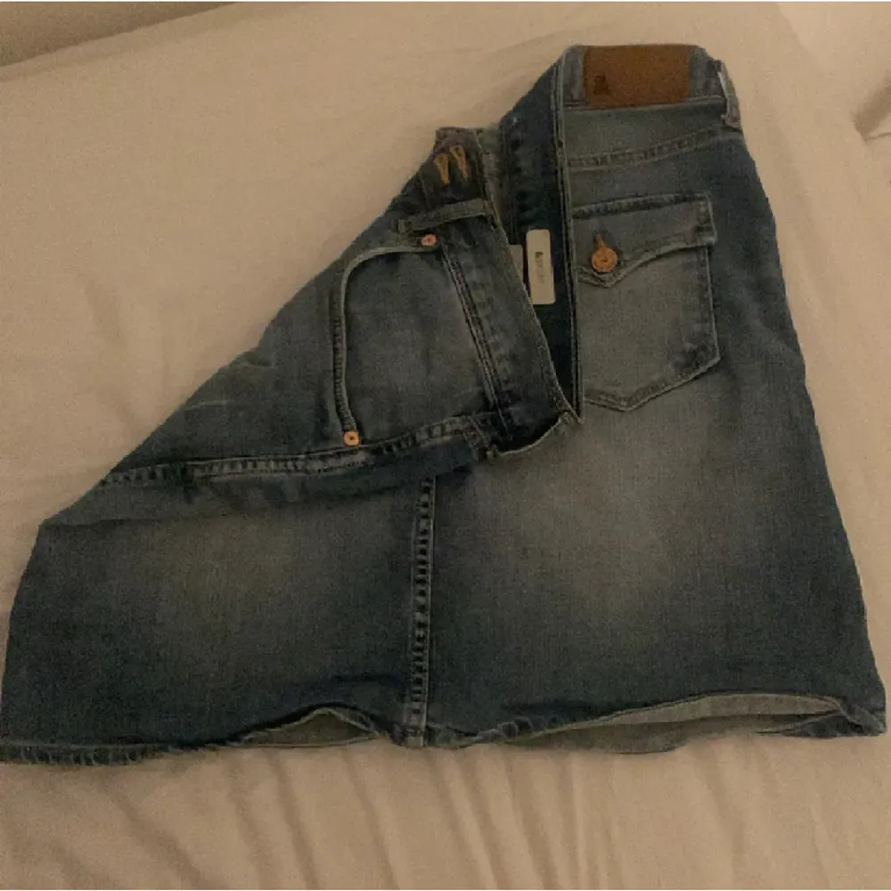 Jätte söt jeans kjol med fina bakfickor. Har använt ungefär 2 gånger så jag säljer eftersom dom inte kommer till användning❤️ Skriv för fler frågor ❤️. Hameet.