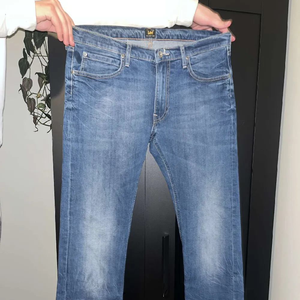 Säljer mina Lee jeans, de är baggy/loose fit. Hör av er vid intresse elr frågor! Osäker på vilken midja storlek och innerbenslängden är så det ej står på byxorna men jag tror W32 L32 som på mina andra jeans.. Jeans & Byxor.