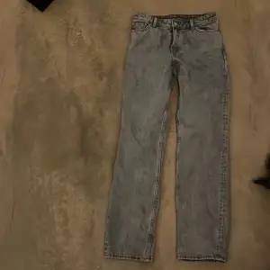 Raka blå jeans från Monki! Storlek 26. Prislapp eller orginalförpackning kvar. 