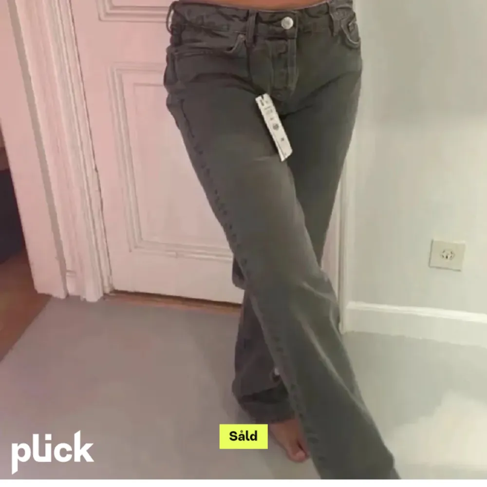 Jättesnygga jeans från zara som är low waist och straight😍. Köpta på plick för 300 och säljer för 150. Äslkar dessa byxor men säljer då de blivit lite för små. Passar ngn som är cirka 160 cm lång. Tveka inte på att höra av er❤️🫶🏻. Jeans & Byxor.