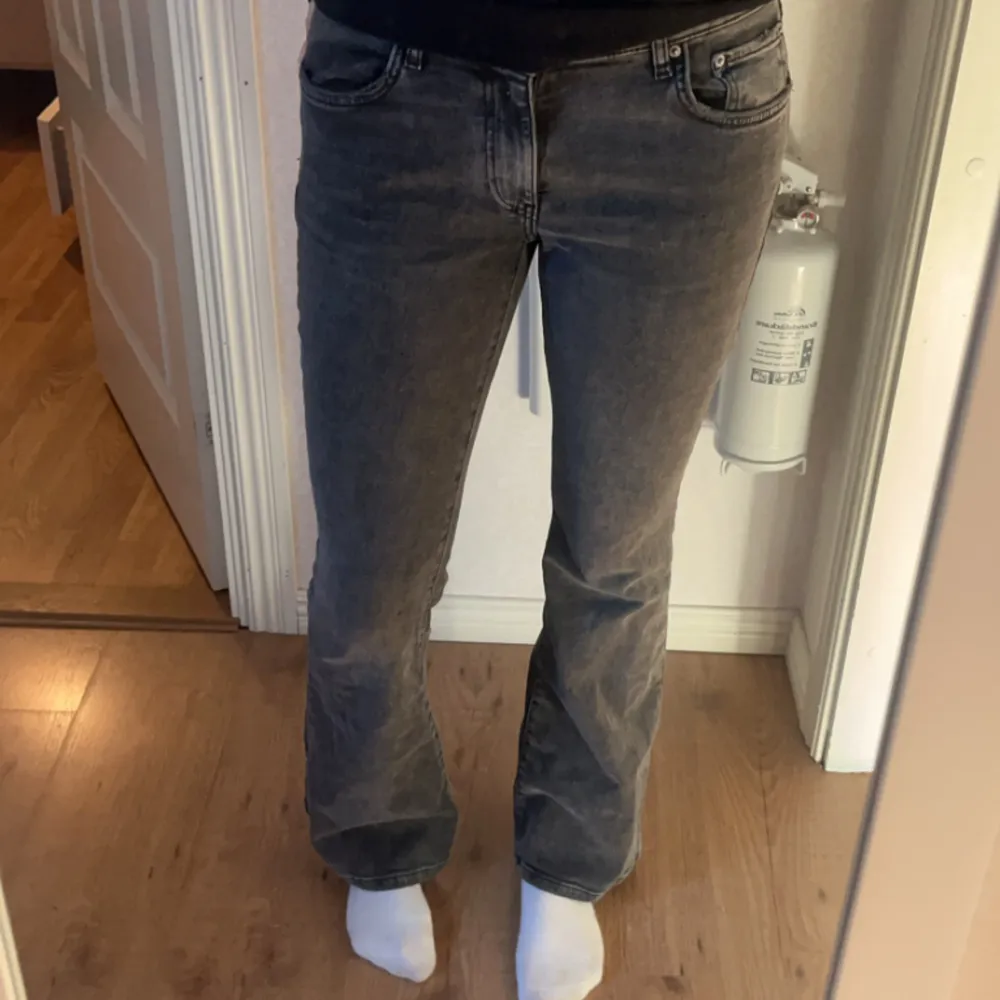 Gråa jeans från Gina tricot, säljer pga för korta. storlek 38 men passar 36/38. Jeans & Byxor.