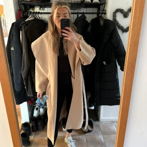 Beige kappa, zara - Säljer denna beiga kappa från zara, väldigt fint skick. Använt fåtal gånger. Köparen står för frakten.