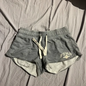 Puma shorts  - Gråa mjukisshorts ifrån Puma