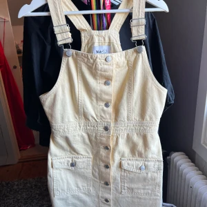 Jeans klänning - Jeans klänning med hängslen och knappar, använd 1 gång! Nypris 500, säljer 350