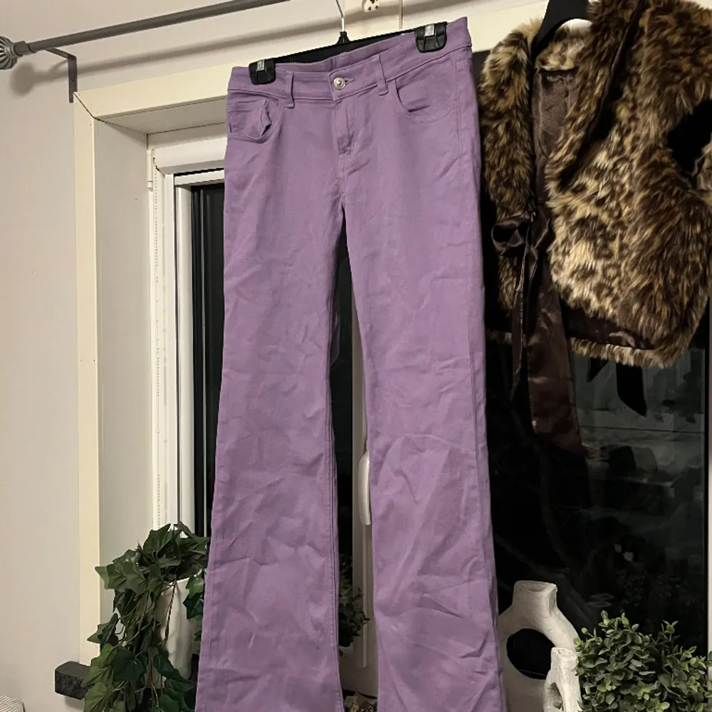 Lila lågmidjade jeans! Supersnygga. Farkut & Housut.