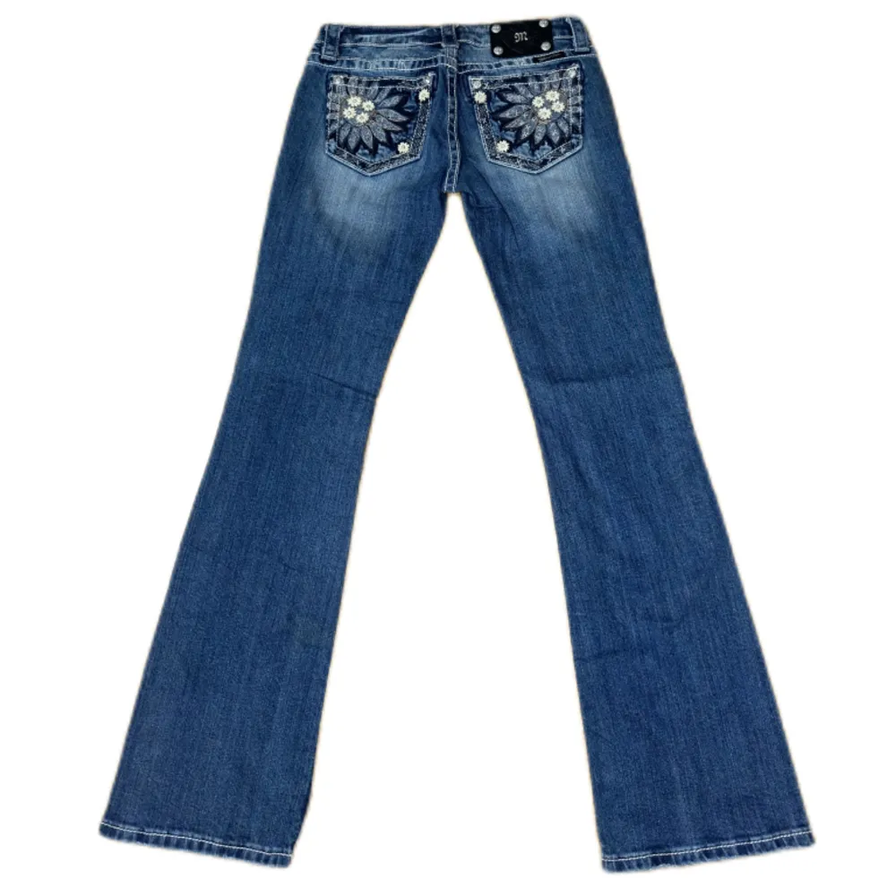 Miss Me jeans i modellen ”JP5721B/boot” midjemåttet rakt över är 38,5cm. Ytterbenet 105cm och innerbenet 83cm. Jeansen är som nya. Kontakta vid intresse!. Jeans & Byxor.
