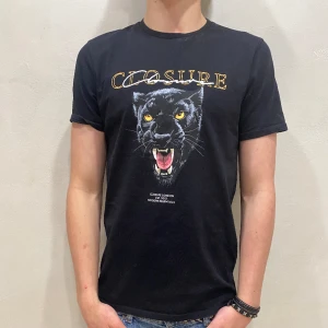 T-Shirt Closure - T-Shirt Closure  Modell: 184cm & väger 73kg Storlek: S Skick: 9/10 Allmänt Använd  Material: Bomull  Skriv om ni har frågor! 