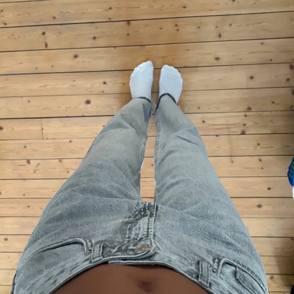 Ett par ljusgråa baggy jeans från Gina Tricot!! Storlek 34 🥰🥰. Jeans & Byxor.