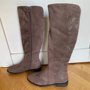 Boots stövlar - SÅ snygga mocka stövlar med as fina rhinestones detaljer!!! Perfekta nu till våren med kjol eller shorts😍  Super bra kvalitét, rena fräscha o som nya :)  Storlek 37 men kan även passa liten 38🌸
