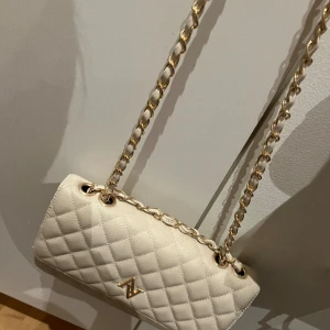 Väska - Jättefin beige väska som passar bra till vardags eller fest. Pris kan diskuteras