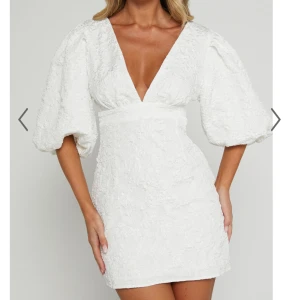 SHOWPO klänning strl S - En jättefin klänning som passar perfekt till studenten eller skolavslutningen🌟Prislappen sitter kvar, och har aldrig använts! Säljes då jag beställde 2 storlekar💞