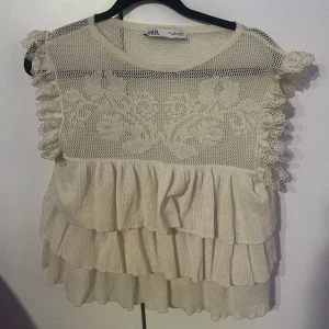 Zara topp - Söt zara topp som inte säljs längre, använd en gång sedan jag köpte den💕 Passar Xs-M