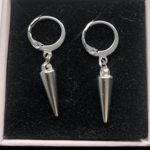 Örhängen  - Jättefina egen gjorda örhängen. Köp en för 89kr och ett par för 139kr. Finns i guld också. Modell 026