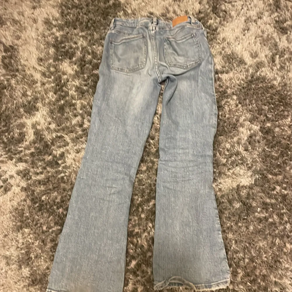 Low wais boot cut jeans från gina tricot! Köptes förra året och är i bra skick! De är i strl 152 i barnstorlek men känns som större. Nypris 350💕. Jeans & Byxor.