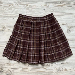 Rutig kjol - Superfin brun rutig kjol i dark academia stil med dragkedja på sidan 🤎🖤 