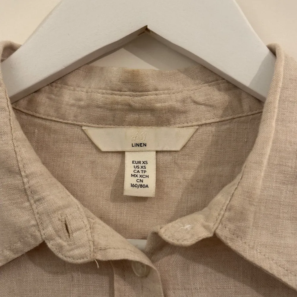 Beige linneskjorta från H&M, i bra skick, 100% linne. Köparen står för frakt.. Skjortor.