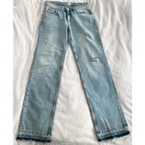 Lågmidjade jeans med raka ben från Gina Tricot💙 De är i storlek 36 och använda 2 gånger👖⭐️