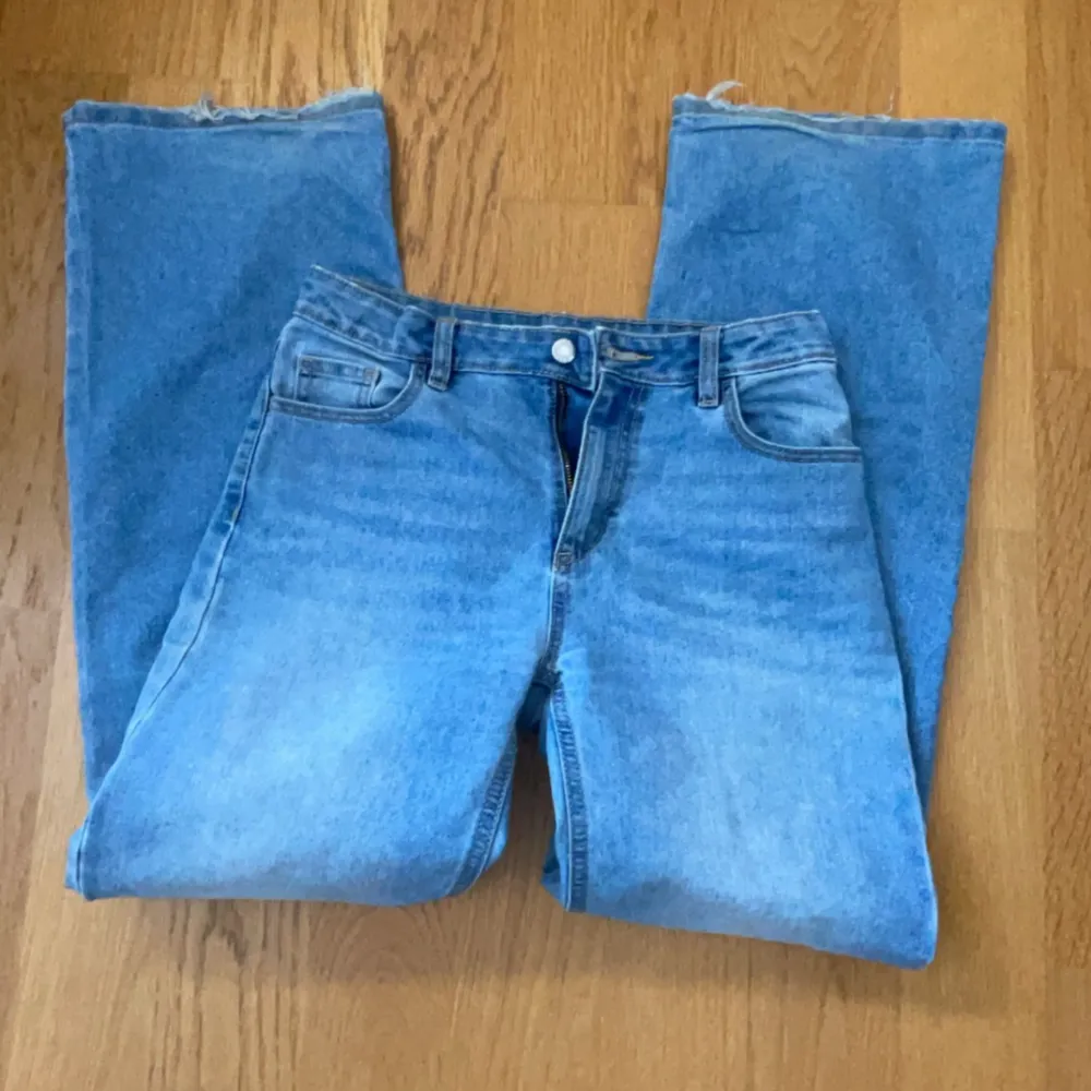Säljer dessa blåa jeans från Cubus i storlek 170. Dem är använda och är lite slitna längst ner på byxan men det är inget man tänker på! Dem är köpta för 250 och säljer för 150💘💘. Vid frågor kom privat!🤍🤍. Jeans & Byxor.