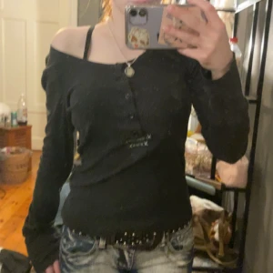 Super fin tröja  - En super fin disel tröja, tyvärr ramlade jag en gång med den så den har ett hål i axeln men den är super fin annars 