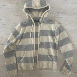 Stickad ziphoodie - Säljer denna stickade ziphoodien från Brandy Melville! Utmärkt skick🫶🏼