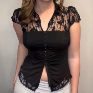 Svart blus  - Svart blus med spest och öppen rygg! Perfekt till fest  