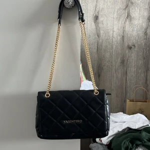 Valentino Väska - Jättefin väska utan spår av användning💕 kan användas som axelremsväska och sjusteras till att ha över axeln!