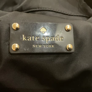 Kate Spade - Dyra väskor som är köpta i new york för ett par år sen och har legat i mitt garage sen dess. Köpta för ca 16 000kr. Den stora har en liten svart fläck i botten som säkert går bort. Mattan är ombytesplagg för bebis. Messa för mer info.