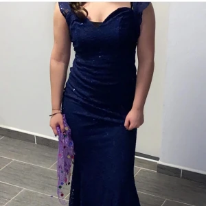 Klänning - En unik klänning som endast använts vid ett tillfälle och har inga skador eller liknande. Hör gärna av dig vid intresse. Pris diskuteras!