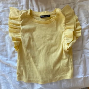 Zara topp - Söt gul topp från Zara!💛💛Storlek S