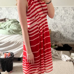 Meddellång klänning - Mycket bra skick. Knappt använd. 