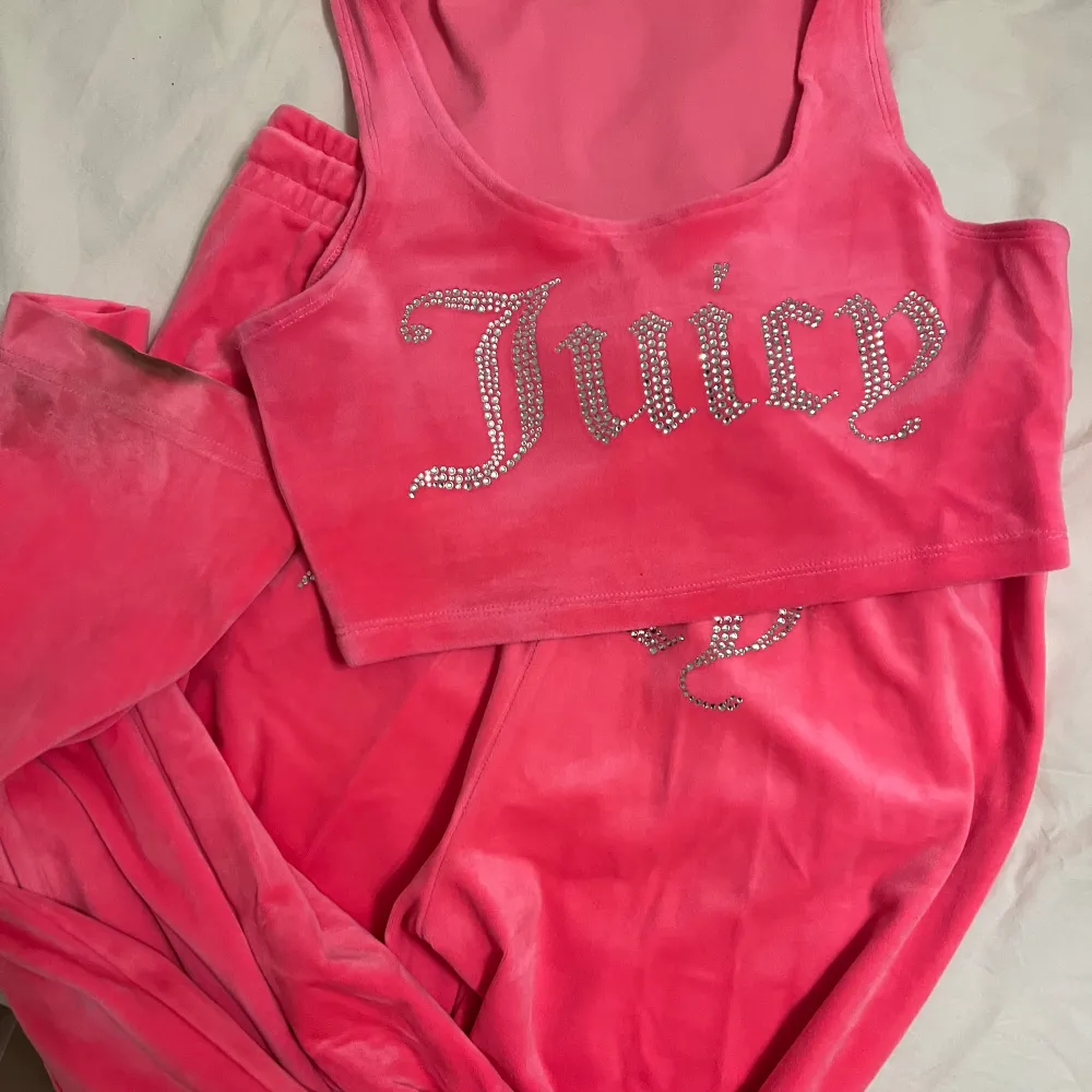 Juicy Couture set för 500. Originalproduktionen kostade 1300 kroner båda byxorna och toppen inkluderat i priset.. Toppar.