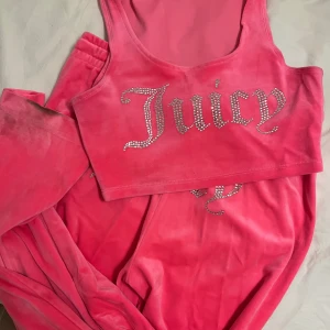 Juice set  - Juicy Couture set för 500. Originalproduktionen kostade 1300 kroner båda byxorna och toppen inkluderat i priset.