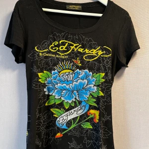Ed Hardy t-shirt - Säljer min asfina ed hardy tröja då den tyvärr inte kommer till användning. Använd men i fint skick, stl M, 100 kr🫶🏼