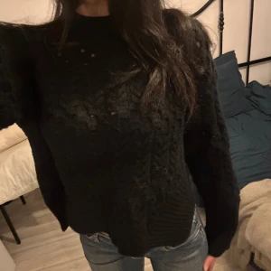 Zara tröja - Zara tröja med coola detaljer (säljer dessutom jeansen på bilden)