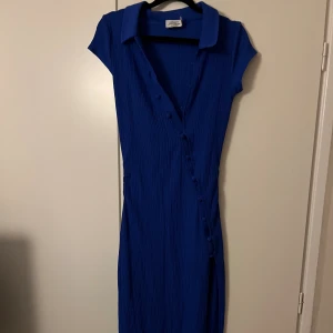 Blå klänning  - Blå klänning från nakd med knappar och slits