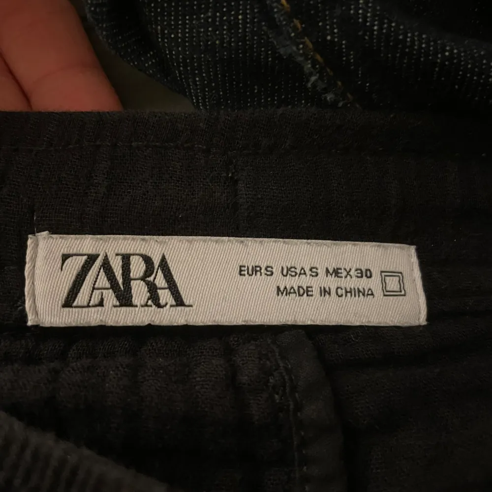 Ett par sköna svarta/mörkblå linneshorts från Zara som jag säljer pga fel storlek!  Pris kan diskuteras!!. Shorts.