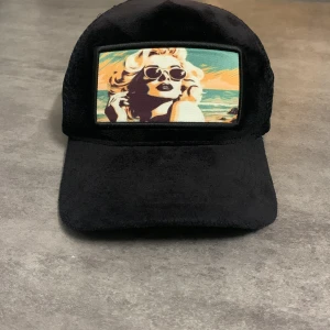 Keps - De är en keps från revenite den har bra använd och sitter bra man kan välja storlek själv och den passar alla 