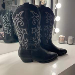 Säljer mina cowboy boots då jag aldrig använder dom.  Använda en gång på en konsert så dom är i fint skick.  Köpta på asos för 659 kr. Storlek 40. Säljes för 400 kr, köparen står för eventuell fraktkostnad. 