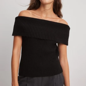 STICKAD TOPP - Slutsåld stickad off-shoulder topp utan ärmar från NAKD, Claire Rose X NAKD, Storlek M!