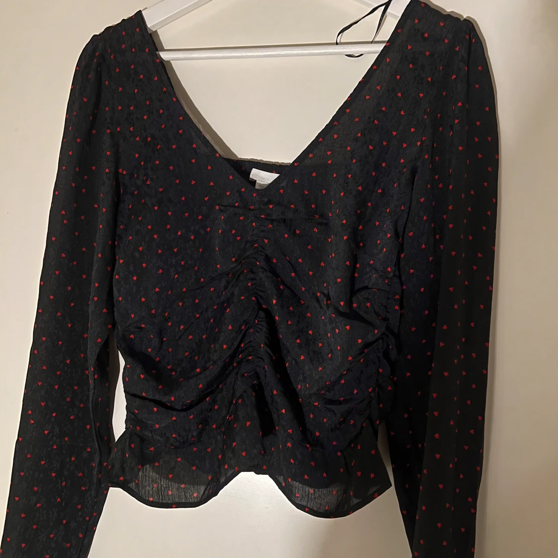 Svart blus med hjärtan