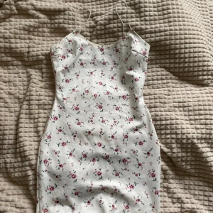 Sommarklänning  - Jätte söt sommarklänning med blommor på, HELT oanvänd!! 🌸  Möts upp centralt i Stockholm  
