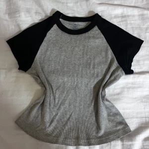 Brandy Melville tajt t-shirt topp magtröja - Knappt använd, one size
