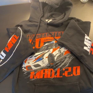 Hoodie med tryck  - Hoodie med coolt tryck från madlady som inte säljs mer. Storlek xs men känns som s eller m. Bra skick förutom att lappen har lossnat lite. 