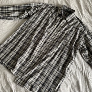 Rutig skjorta  - Basic rutig skjorta!! Den sitter oversized!! Köpt på beyond retro! Använder aldrig 🫶