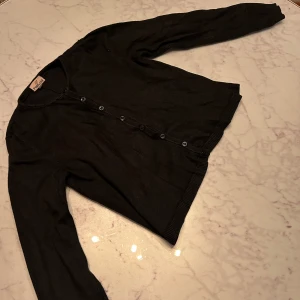 Kofta med rosett bak  - Svart kofta med rosett bak, barn storlek 152