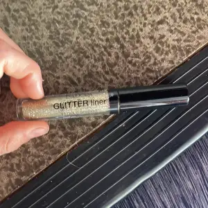 Säljer en vacker glitter liner