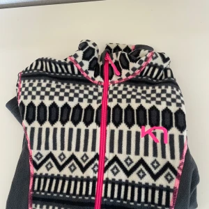 Kari traa fleece  - Fint skick! Fleece  Inte använd mycket  Stolek xs