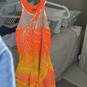 Konståknings klänning orange - Superfin konståknings klänning som har Mads glittriga och fina detaljer!🧡🧡🧡