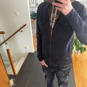 Morris overshirt - Tja! Säljer nu denna riktigt snygga overshirten från morris. Den går inte längre att köpa i butik och är därav ganska sällsyn. Den köptes från morris hemsida för cirka 1-1,5 år sedan och har knappt använts. Modellen är 185, hör av dig vid funderingar